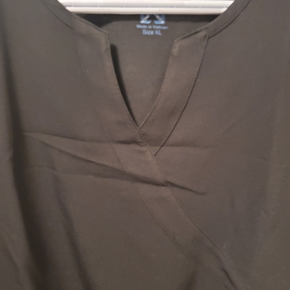 12/$30 π€°π€π©ββοΈ NWOT scrub top - black 1 - Picture 2 of 9